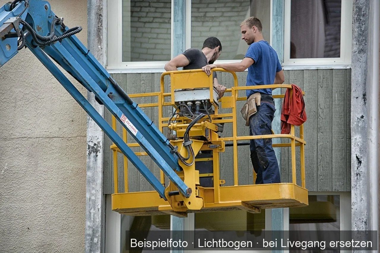 Zwei Handwerker arbeiten auf einer Hubarbeitsbühne an einer Hausfassade. —